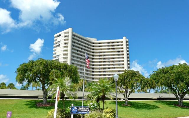 Inviting Condo on Beach With Pool and Tennis Courts