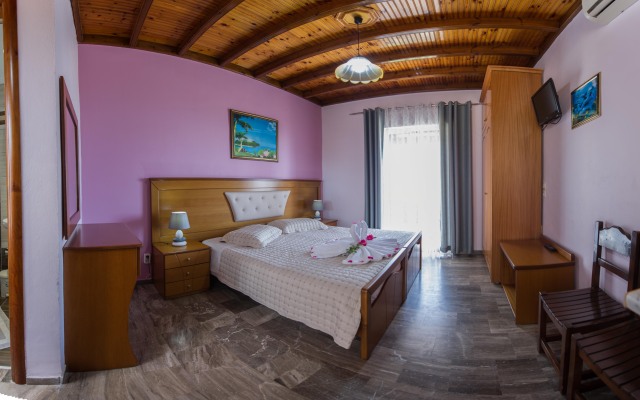 Makis Studios & Apartments