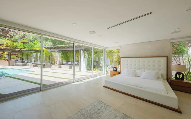Zen Estate - Luxurious 5BR Beverly Hills Sanctuary With Pool & Canyon Views