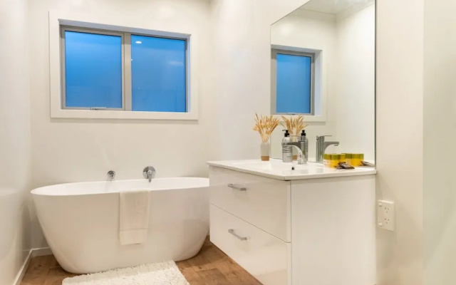 Manly Bay Wonderful 3BR New Home - Fibre