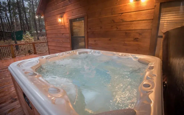 All Decked Out Cabin in the Woods With Fireplace, Bbq, and Swing Bed by Redawning
