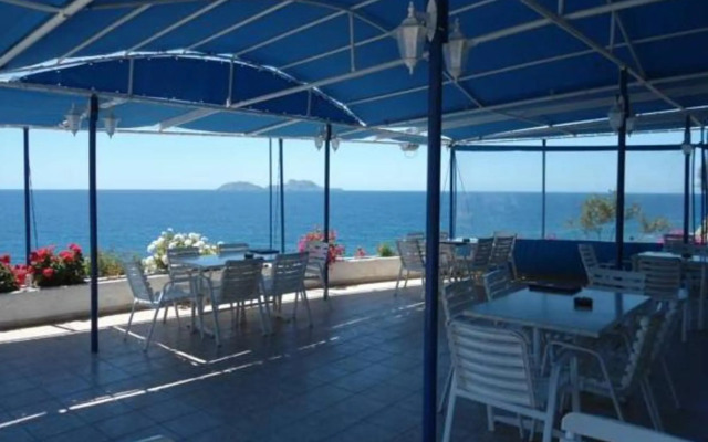 Nikos Place