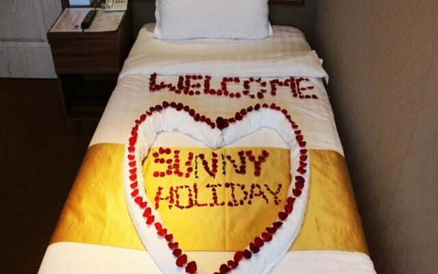 Sunny Holiday Hotel