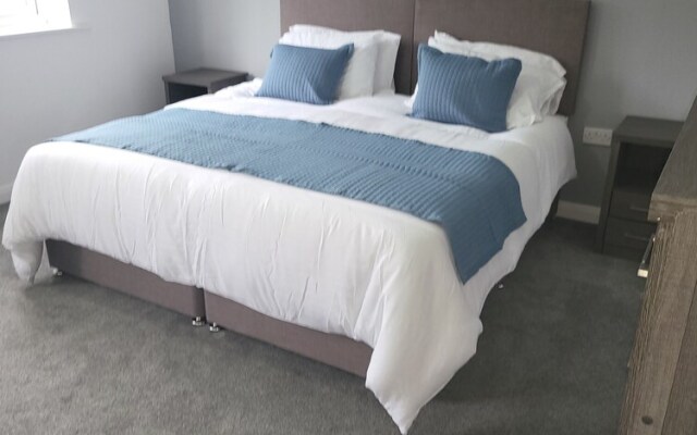 4 Bedroom Home Tameside, Grt Manchester Sleeps 7