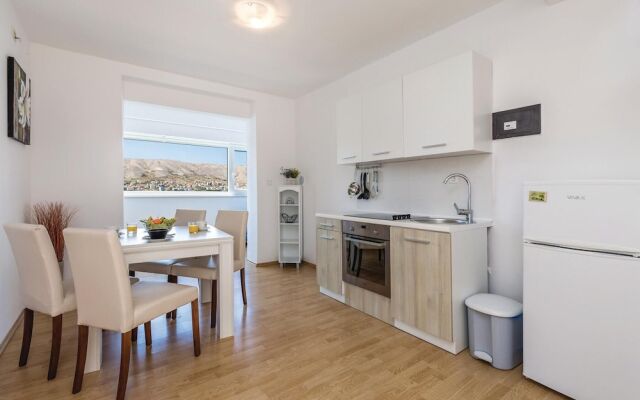 Beautiful Home in Pag With Wifi and 6 Bedrooms