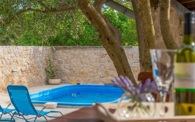 Awesome Home in Betina With Wifi, Outdoor Swimming Pool and Jacuzzi