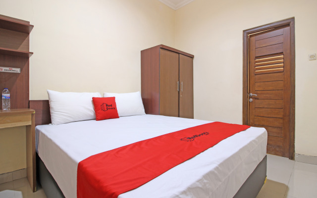 RedDoorz near Hartono Mall 3