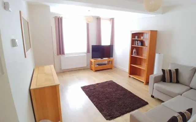 Spacious 3-bedroom House With Superfast Wi-fi