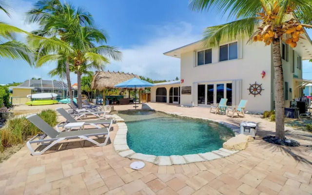 Walk to Beach: Waterfront Home in Marathon!