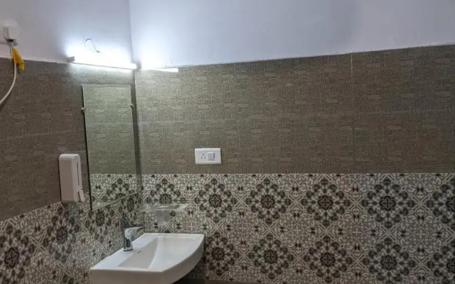 Private Rooms with International Airport View