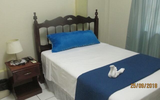 Tropical Breeze Guesthouse and Furnished Apartments