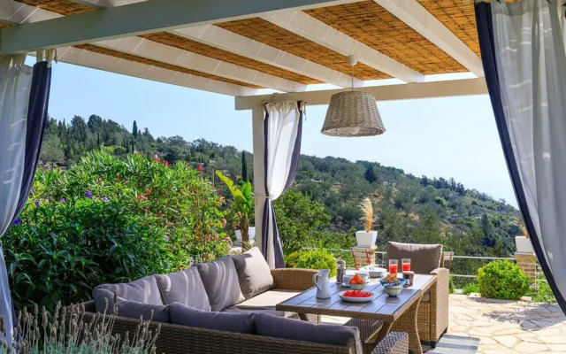 Juniper House - Charming 3 bed Villa With sea View