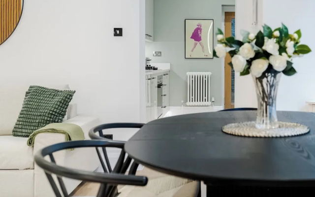 Luxury Oasis in South Kensington WITH AC