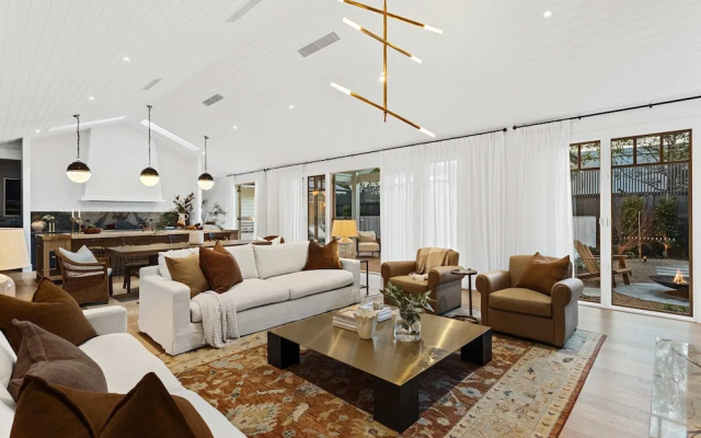 Muskoka Luxe Retreat With Pool Spa Fire Pit – Guest Rooms – Melbourne