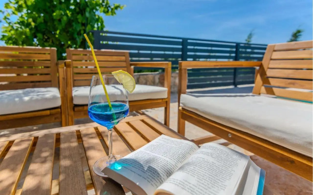 Four-Bedroom Holiday home Maslenica with Sea View 01