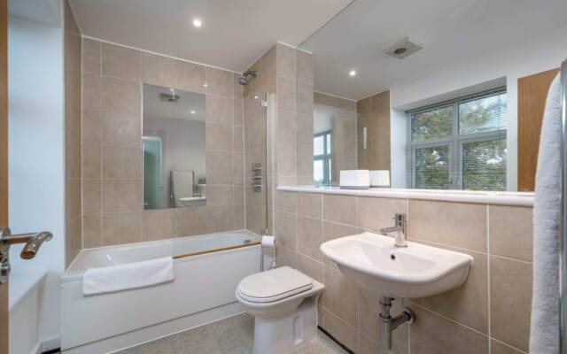 Stunning 3BD Flat, Parking, Sleeps Six, Near Park