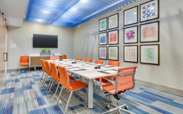 Holiday Inn Express & Suites Dallas NW - Farmers Branch by IHG