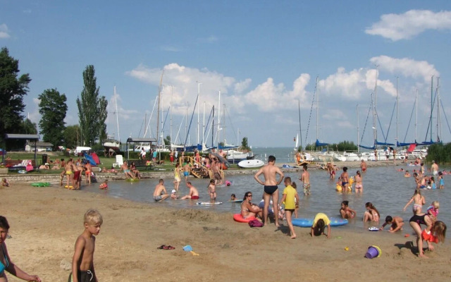 Balatontourist F red Balatonf red