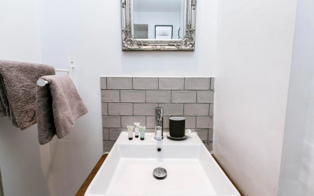Spacious, Quiet and Central Apartment With Parking