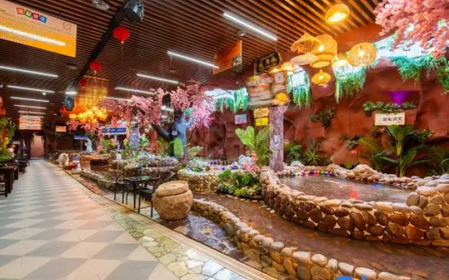 San Chao Hot Spring Town Hotel (Chaozhou Hanjiang Xixi Bidao Tiantouhe Park Branch) — 4-star hotel in Chaozhou