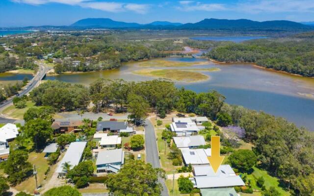 Lakehouse10 - private lake access, beach, shops