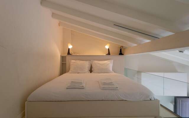 Mezzanine Stylish Apartment P by Vacationy