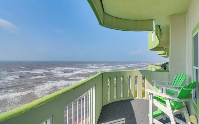 Pool Access, Walk to Beach: Galveston Condo!