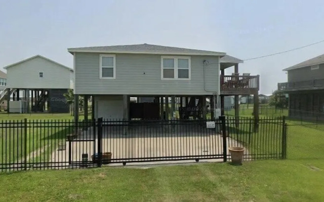 Sea Note 3 Bedroom Home by RedAwning