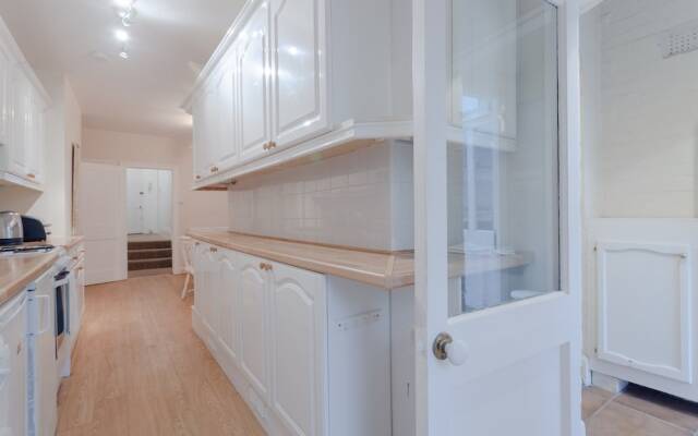 1 Bedroom Flat With Lofty Ceilings and Garden