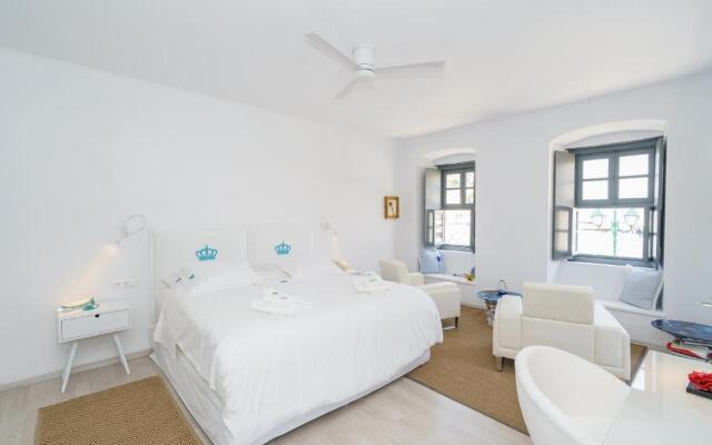 MyCrown Suite, Luxurious apartment with sea view located at the port of Hydra