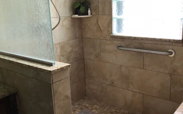 Twelve Oaks Hill Country Inn