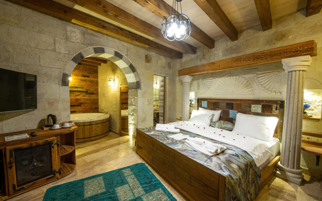 Explorer Cave Hotel