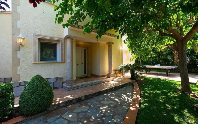 Charming 3-bed Villa in Denia, First Beach Line