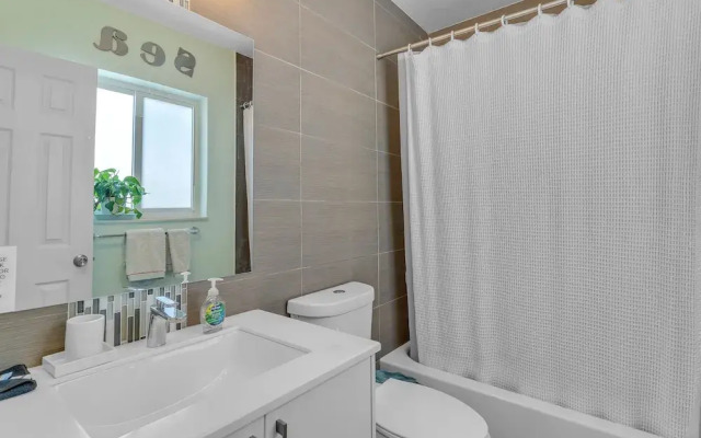 Lakeridge House- 4 Bedrooms/3 Bathroom Home by RedAwning
