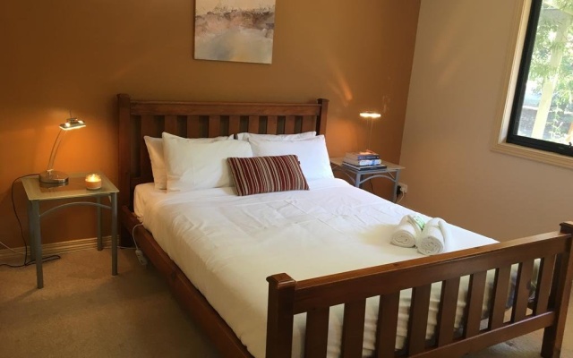 The Rocks Apartments – Guest Rooms – Halls Gap