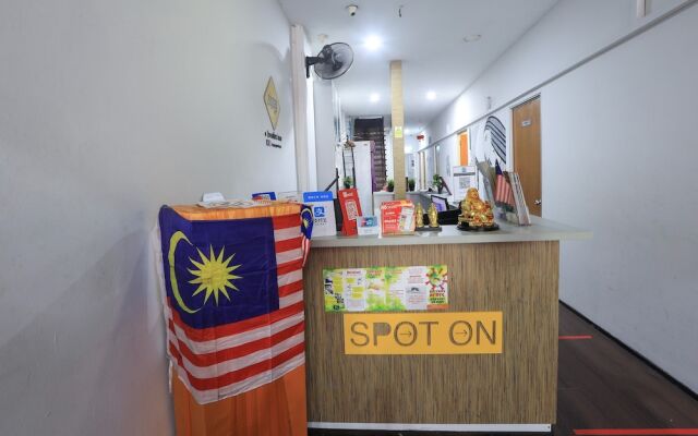 SPOT ON 90236 Zigzag Travellers Home - Hostel