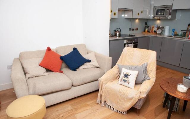 Modern 1 Bedroom Whapping Flat