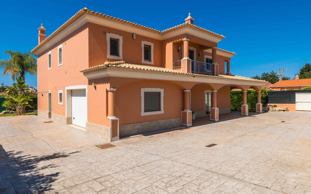 Spacious villa in Albufeira with private pool