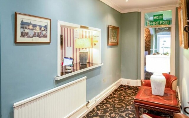 OYO Lamphey Hall Hotel