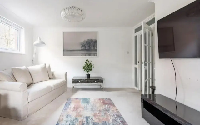 Spacious 1 bed Apartment With Parking & Balcony!