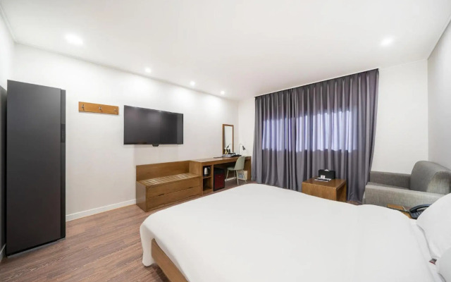 The 7 Business Hotel