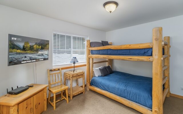 Just Plain Getaway 3 Bedroom Home by NW Comfy Cabins by RedAwning