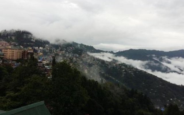 1 BR Homestay in Near Ava Art Gallery, Darjeeling (62FE), by GuestHouser