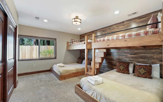 Tahoe Woods Villa - Walk to Beach and Gondola/ Heavenly Ski