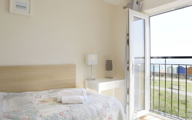 Modernly Furnished Holiday Home With Balcony, Near Felixstowe Beach