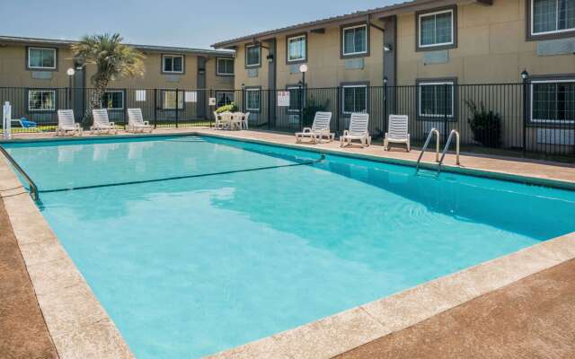 Super 8 by Wyndham Beaumont I-10 South/College St