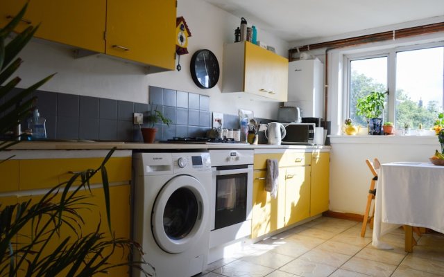 Colourful 2 Bedrooms Apartment Near Leith Walk