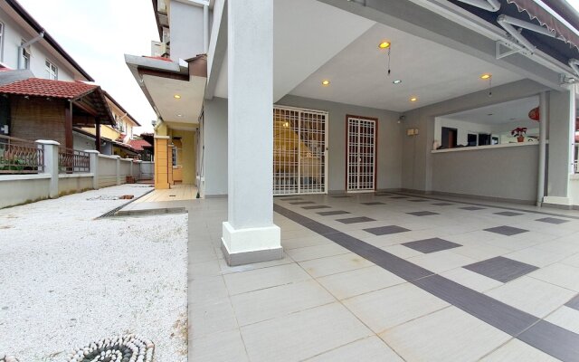 Kota Kemuning Private House by BeeStay