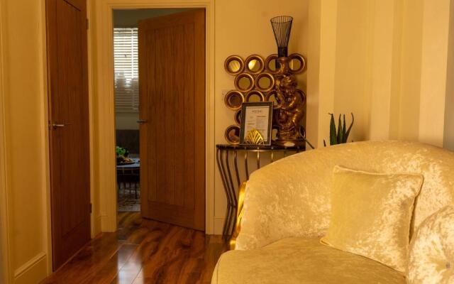 Luxury City Centre Getaway - Prime Location Sleeps 7!
