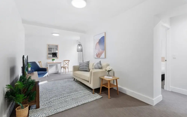 Chic 1-bed Apartment Steps From Shopping Street